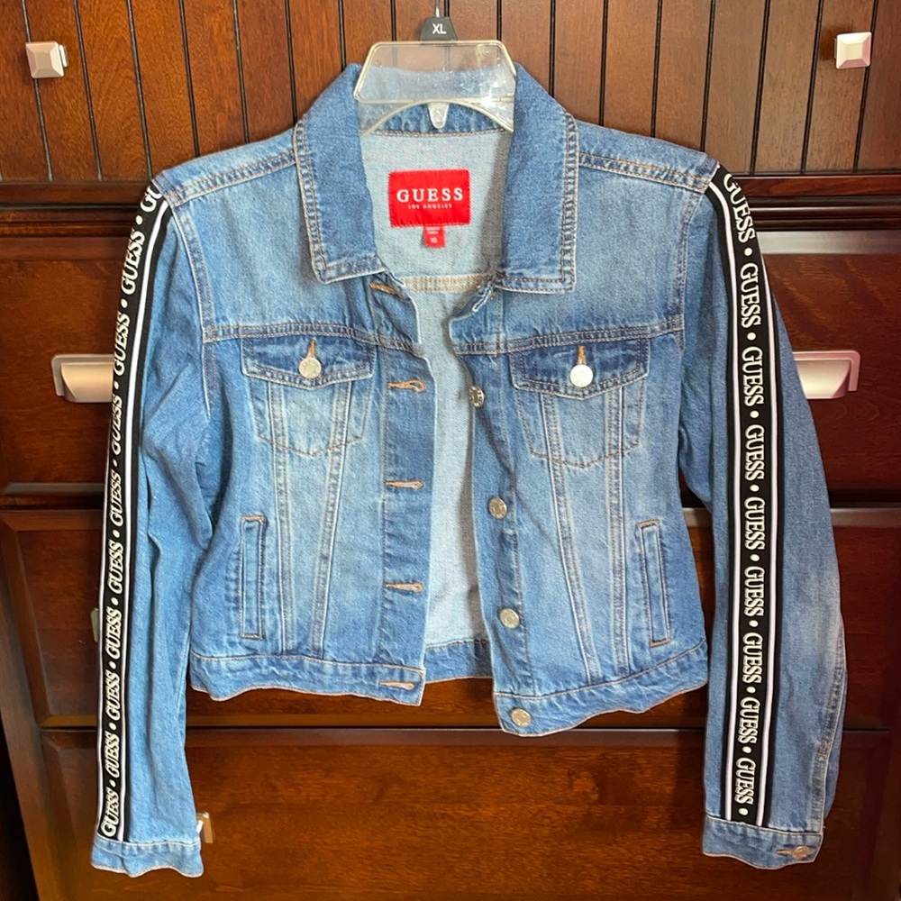 GUESS Medium Wash Denim Jacket ♥️